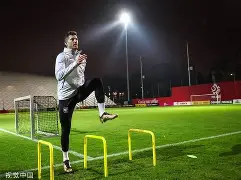 莱万多夫斯基重要时刻爆冷，FPX带队取胜！